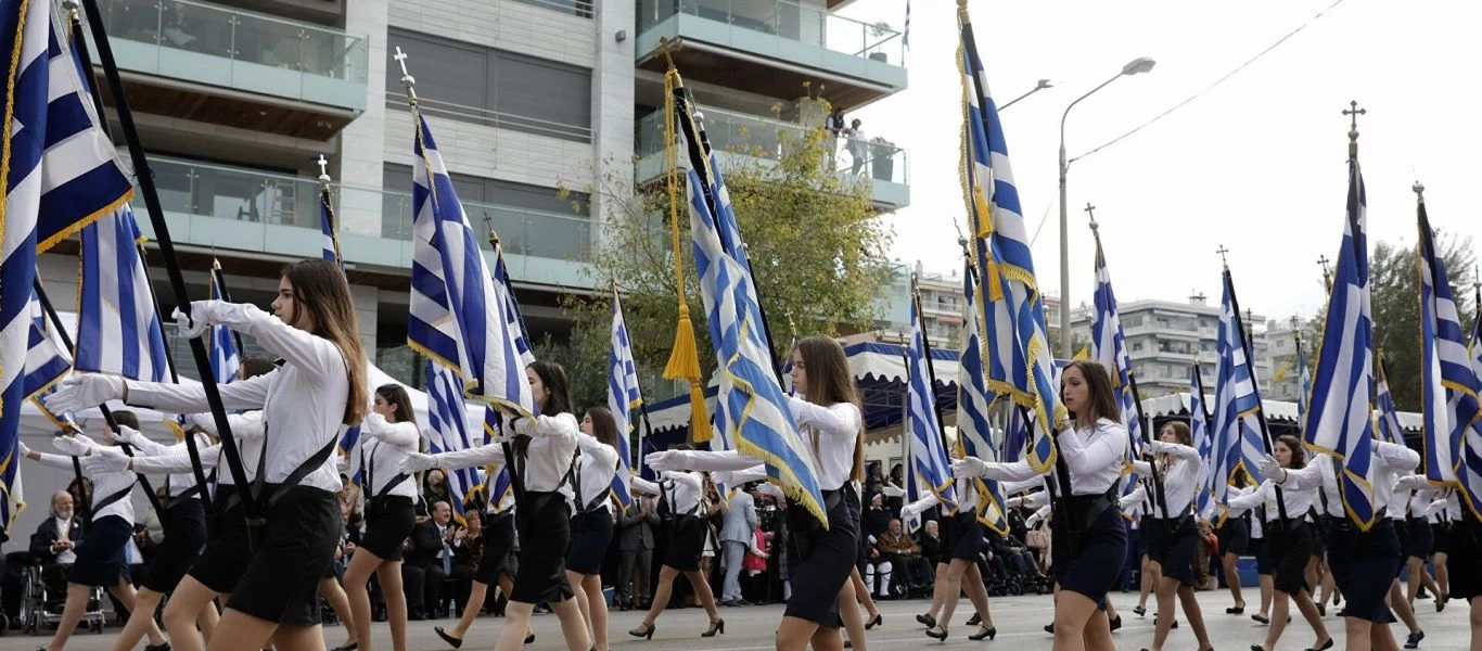 Απίστευτο φιάσκο: Η κυβέρνηση μετά τις αντιδράσεις ανακοίνωσε ότι θα γίνουν «κανονικά και οι μαθητικές παρελάσεις» (upd)